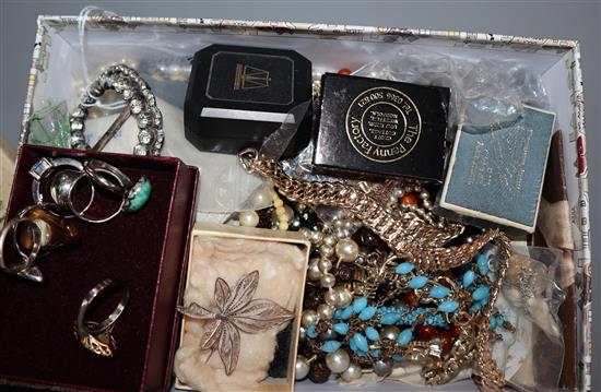 A mixed group of assorted costume jewellery.